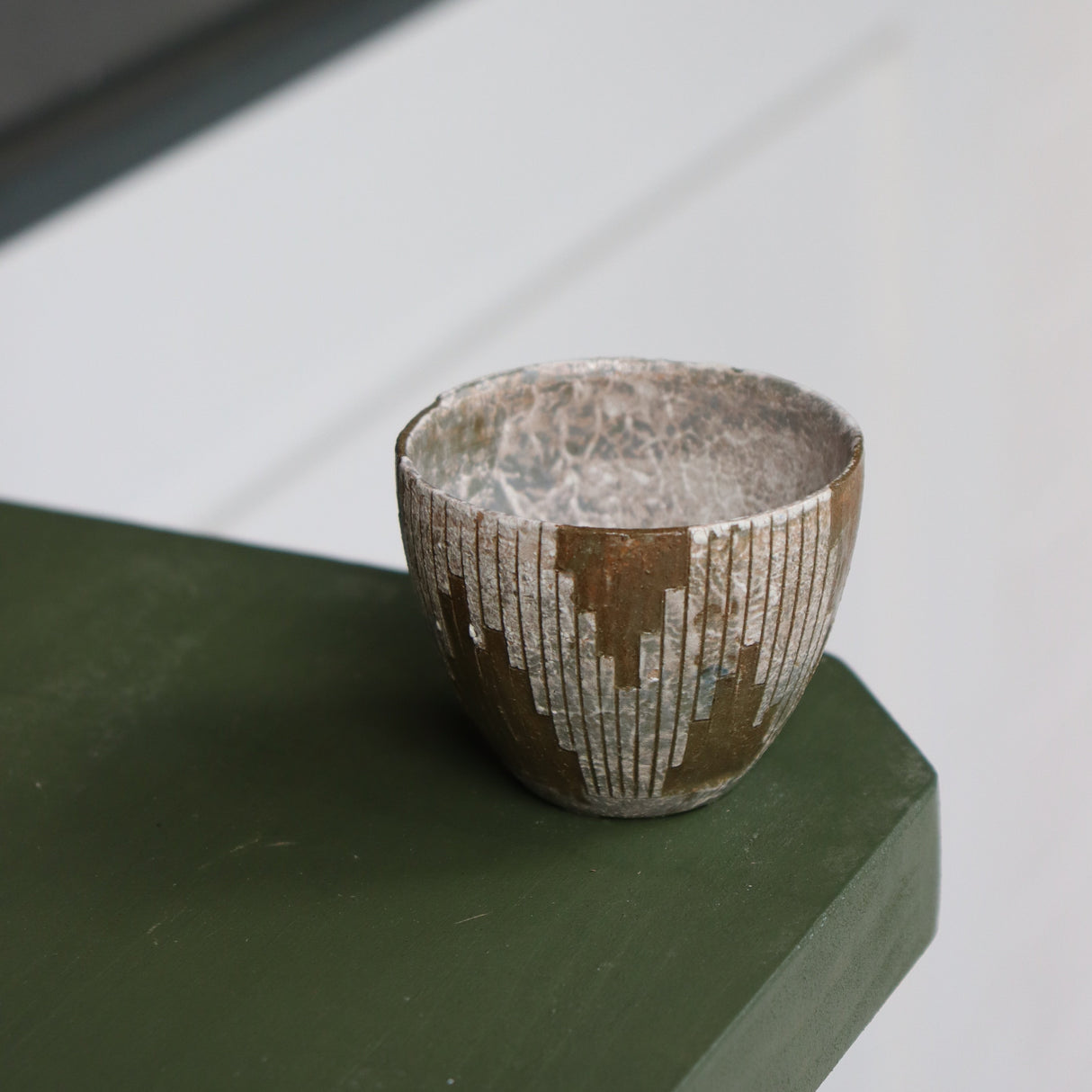 Emui: Handmade Guinomi Cup - Vertical Pattern White-Olive yunomi.life