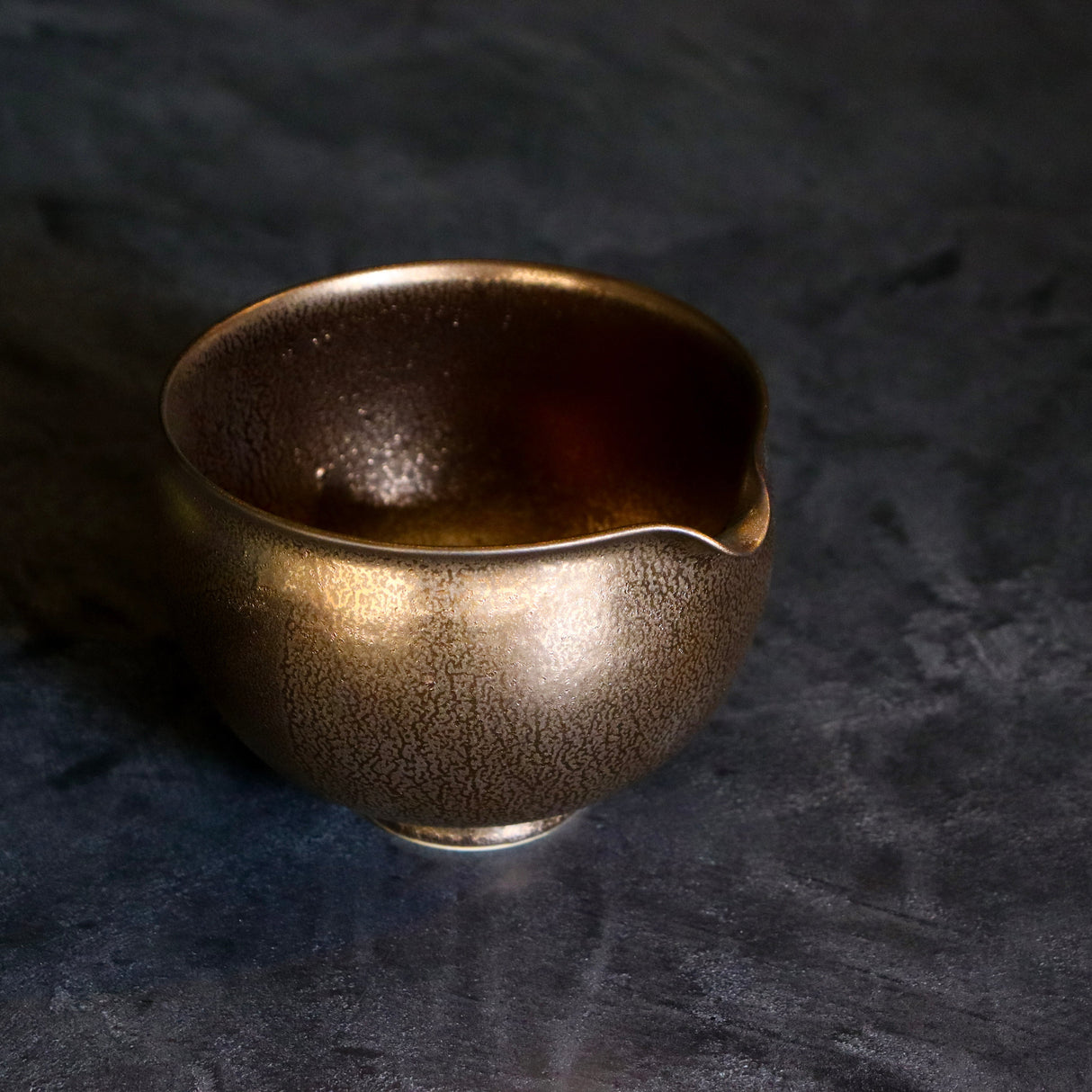 Kiwakoto Suikaen Gold Matcha Pouring Bowl & Whisk Stand Set 片口抹茶碗と茶筅直しセット ゴールド