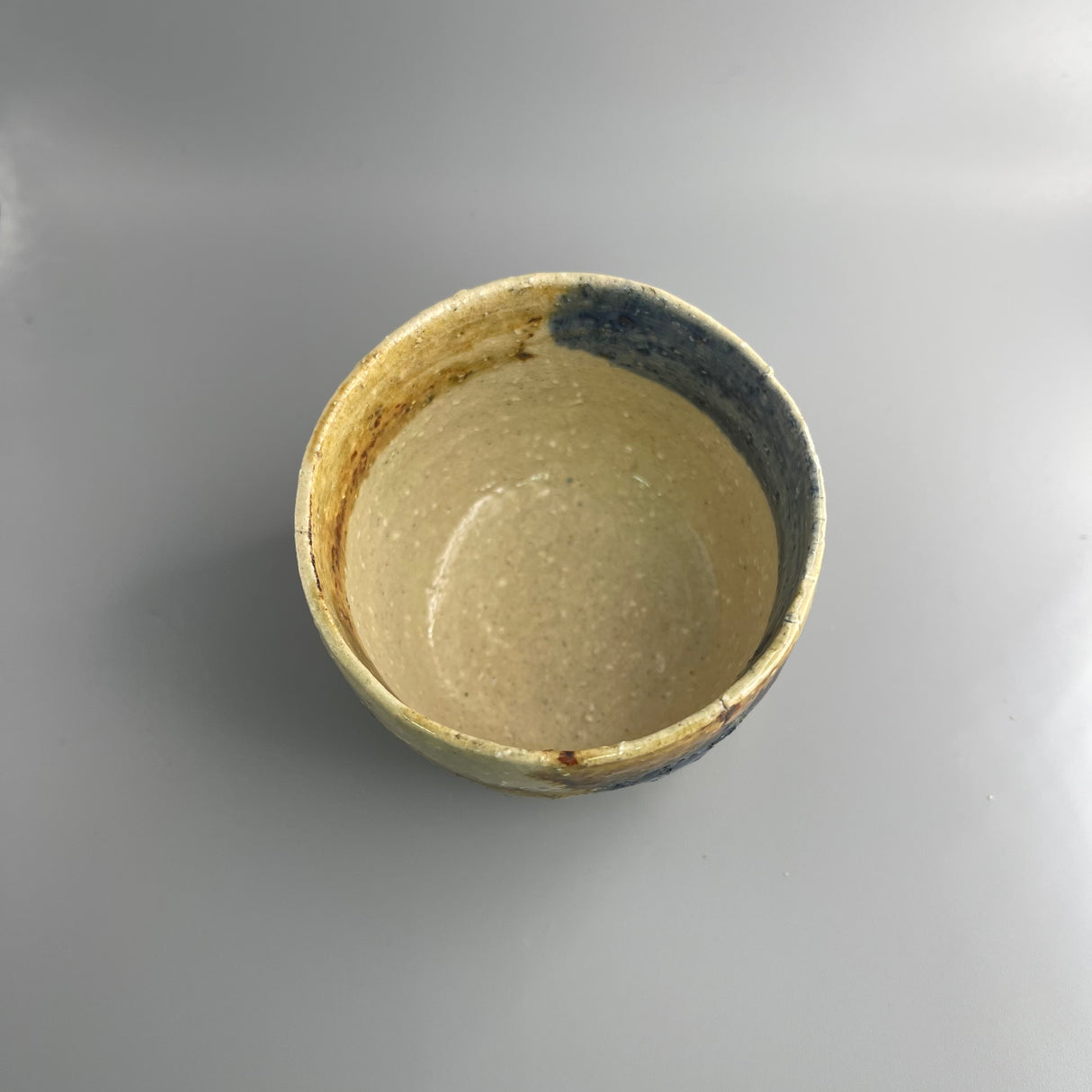 Keizan Kiln: Handcrafted Mingei Oribe Guinomi Cup with Wooden Box 桂山作:手造り民藝織部ぐい呑