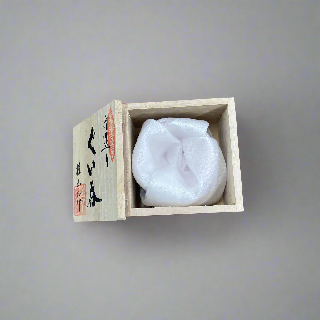 桂山窯:手造り志野藍掛けぐい呑 木箱入り 桂山作:手造り志野藍掛けぐい呑