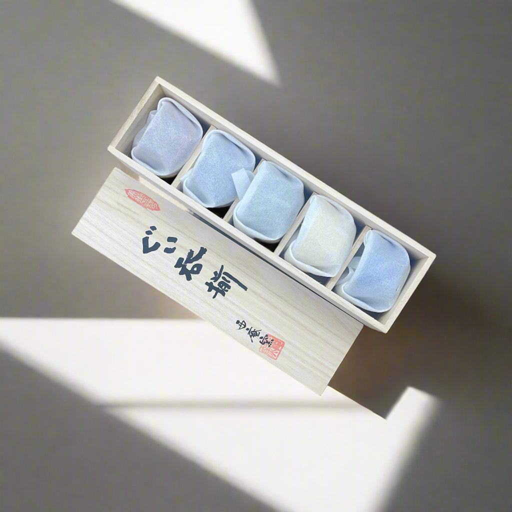 青安窯:彫絵美濃焼 ぐい呑み 5個セット 木箱付き 削ぎ五様 ぐい呑揃え