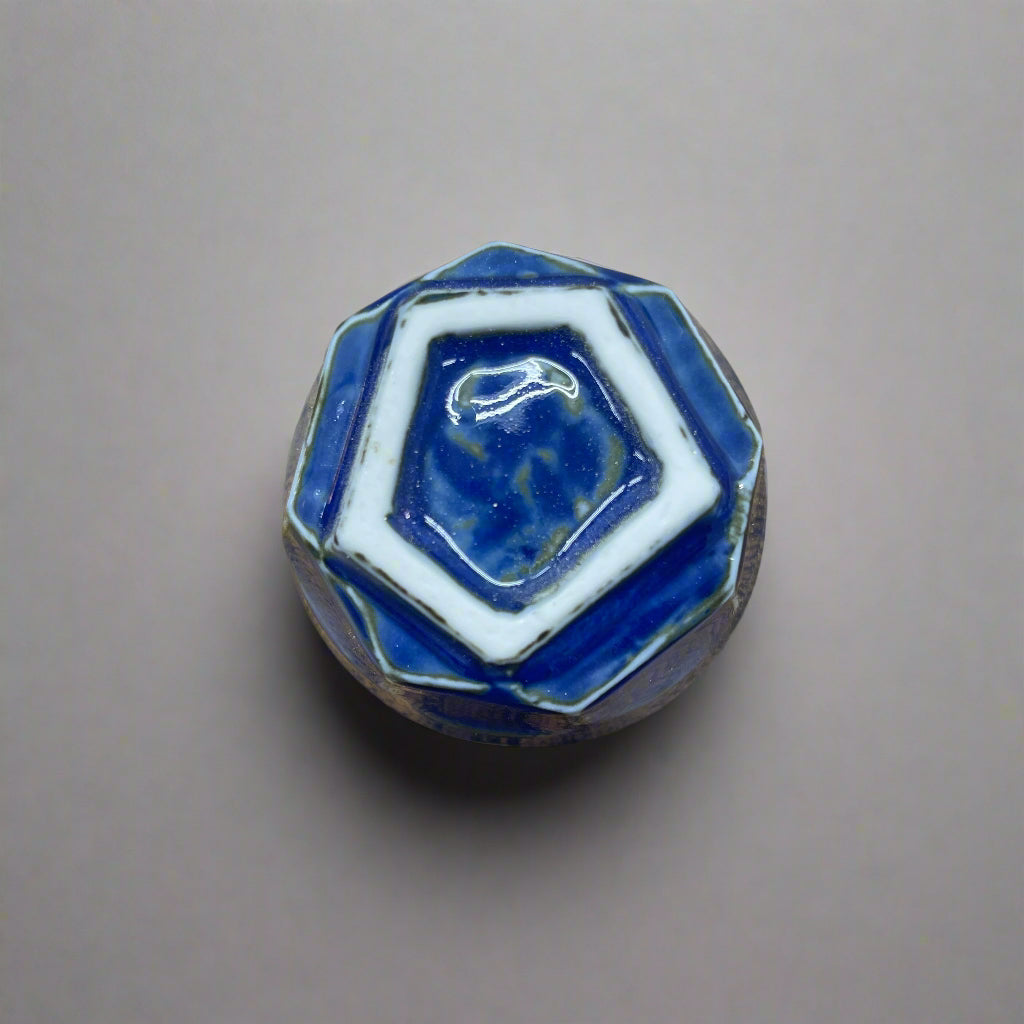 青安窯:彫絵美濃焼 ぐい呑み 5個セット 木箱付き 削ぎ五様 ぐい呑揃え