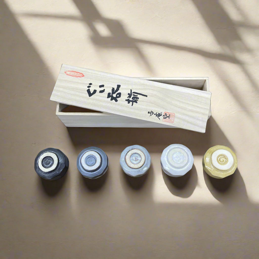 青安窯:手造り美濃焼 ぐい呑5個セット 木箱付き 手造り五様ぐい呑揃い
