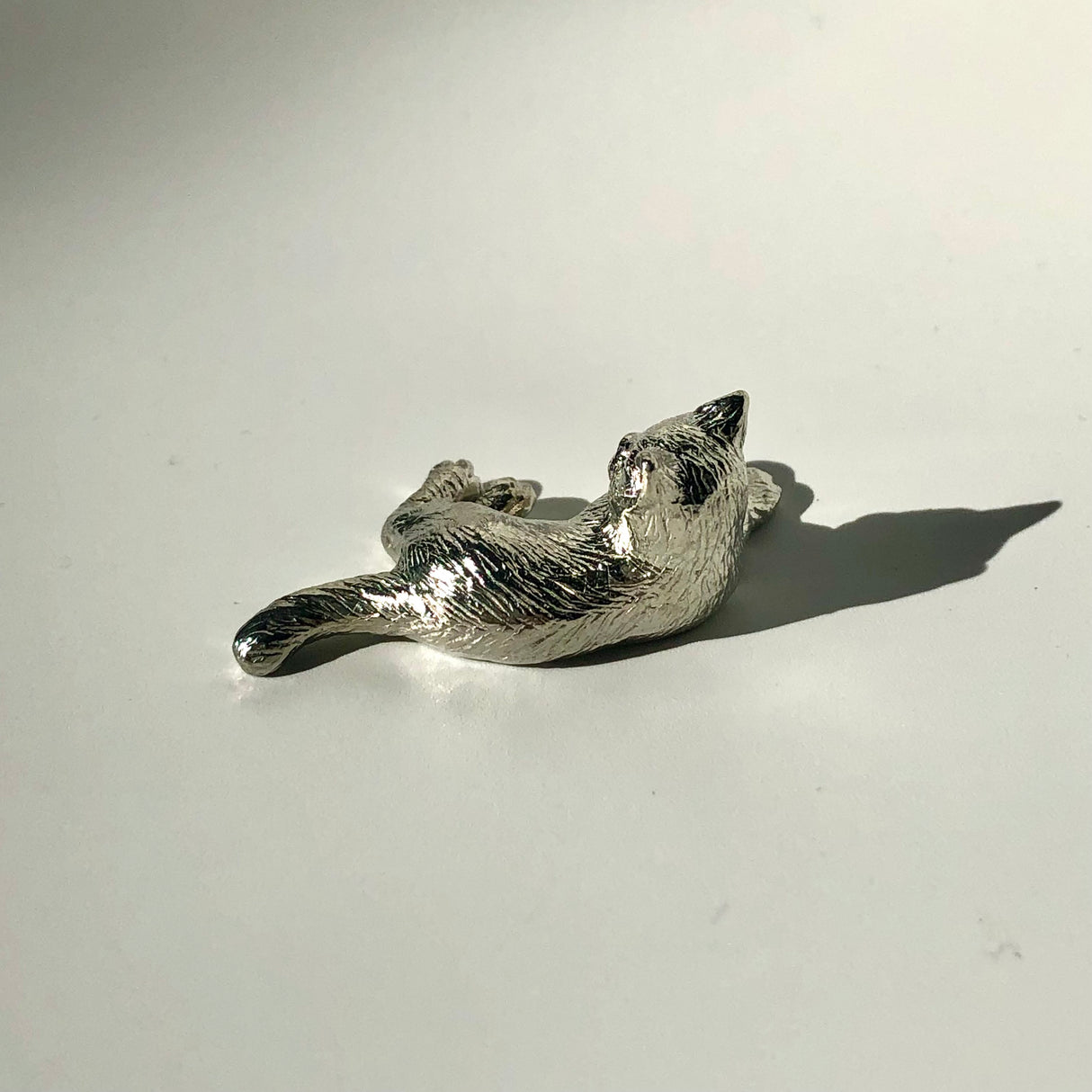 手作り錫箸置き 猫 #04 見つめ猫 錫製おすまし猫