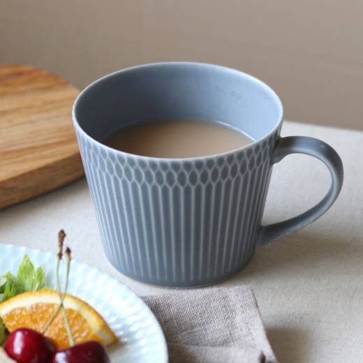 Oda Pottery: Sazanami Design Porcelain Mug Cup (Blue) 小田陶器さざなみマグカップ(ブルー) - Yunomi.life