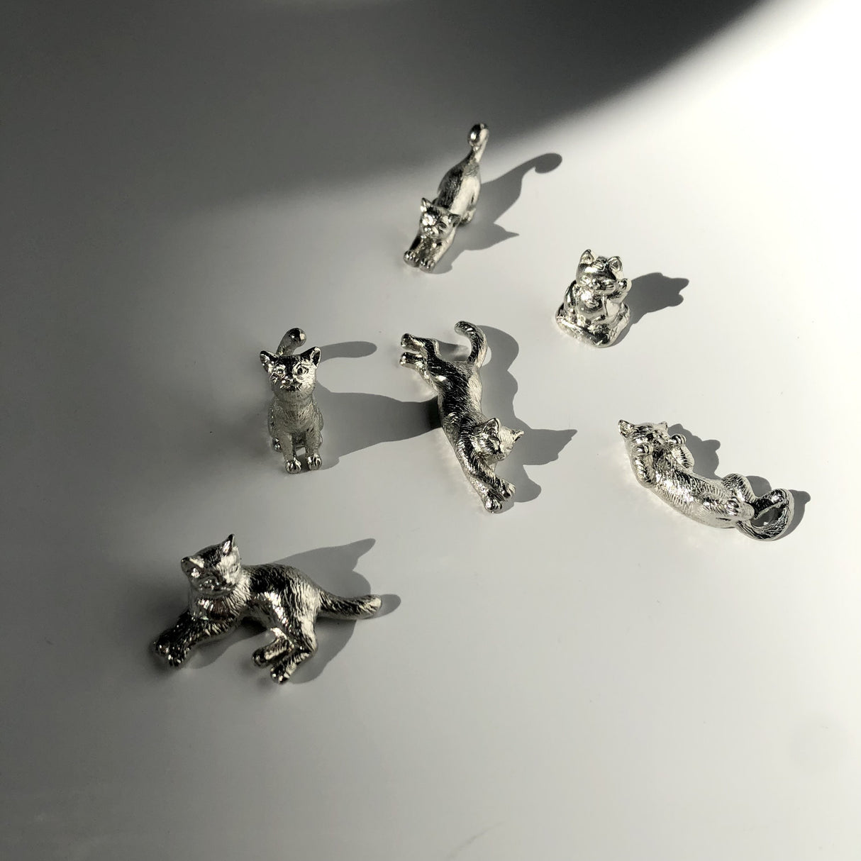 手作り錫箸置き 猫 #04 見つめ猫 錫製おすまし猫