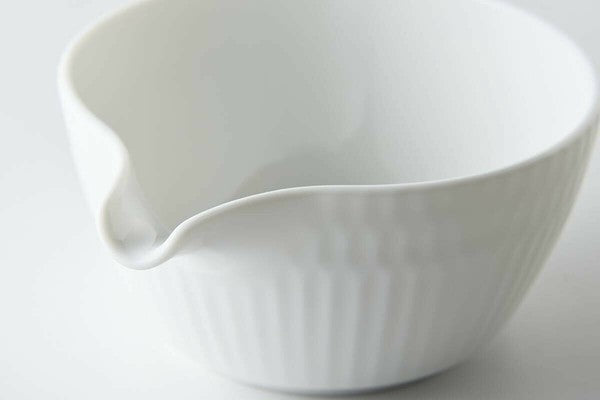 小田陶器：さざなみ模様 注ぎ口付磁器鉢（白） 小田陶器さざなみ片口小鉢（白）