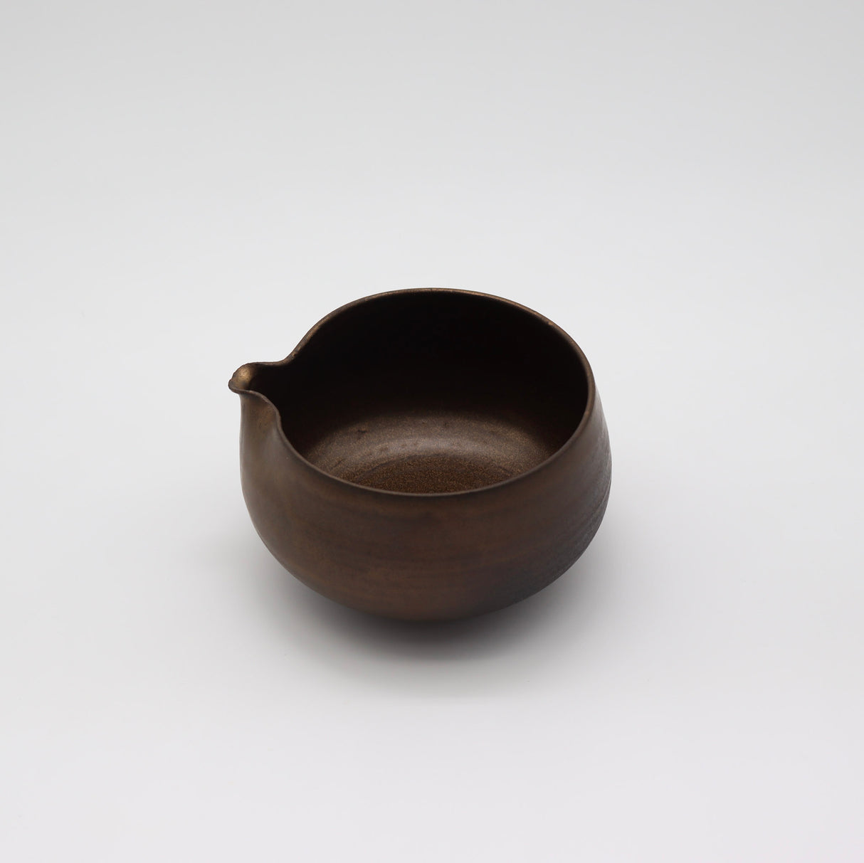 Emui × YUNOMI / YOIN (余韻) Matcha Pouring Bowl (Handmade Ceramic / 桐箱入りユノミオリジナル) yunomi.life