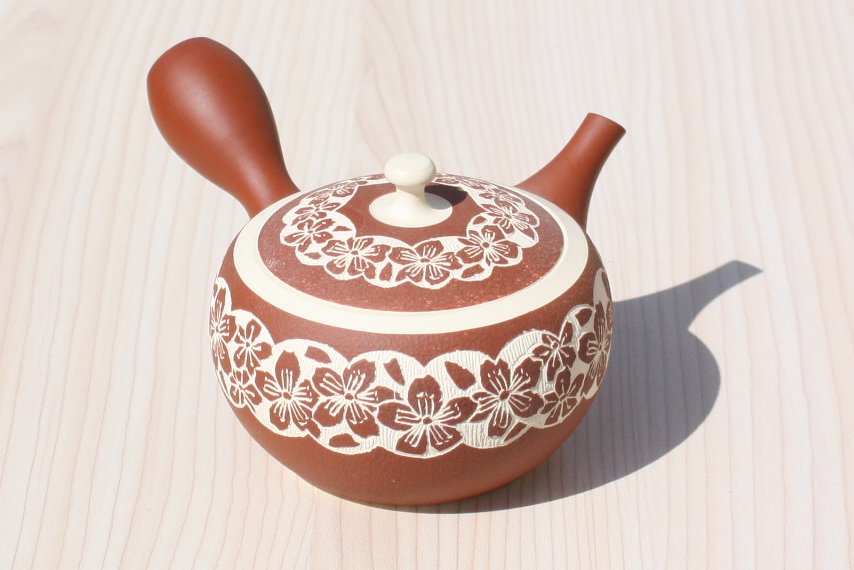 Tousen Kiln Tokoname Kyusu Tea Pot with Pressed Sakura Design (230 cc) 陶仙窯　白泥赤色桜急須　セラメッシュ