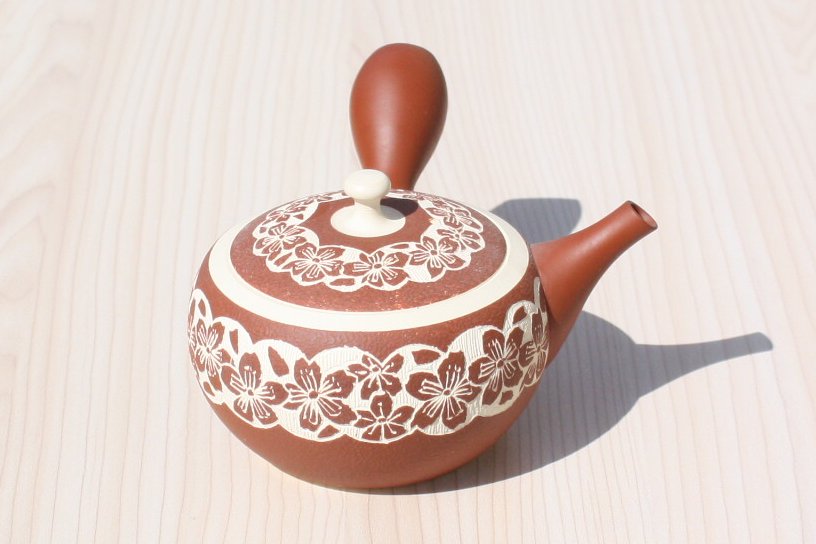 Tousen Kiln Tokoname Kyusu Tea Pot with Pressed Sakura Design (230 cc) 陶仙窯　白泥赤色桜急須　セラメッシュ