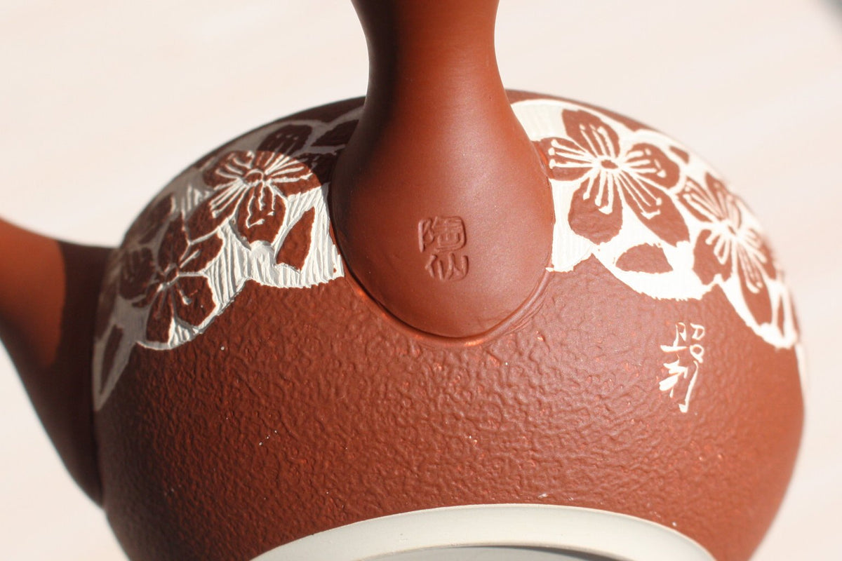 Tousen Kiln Tokoname Kyusu Tea Pot with Pressed Sakura Design (230 cc) 陶仙窯　白泥赤色桜急須　セラメッシュ