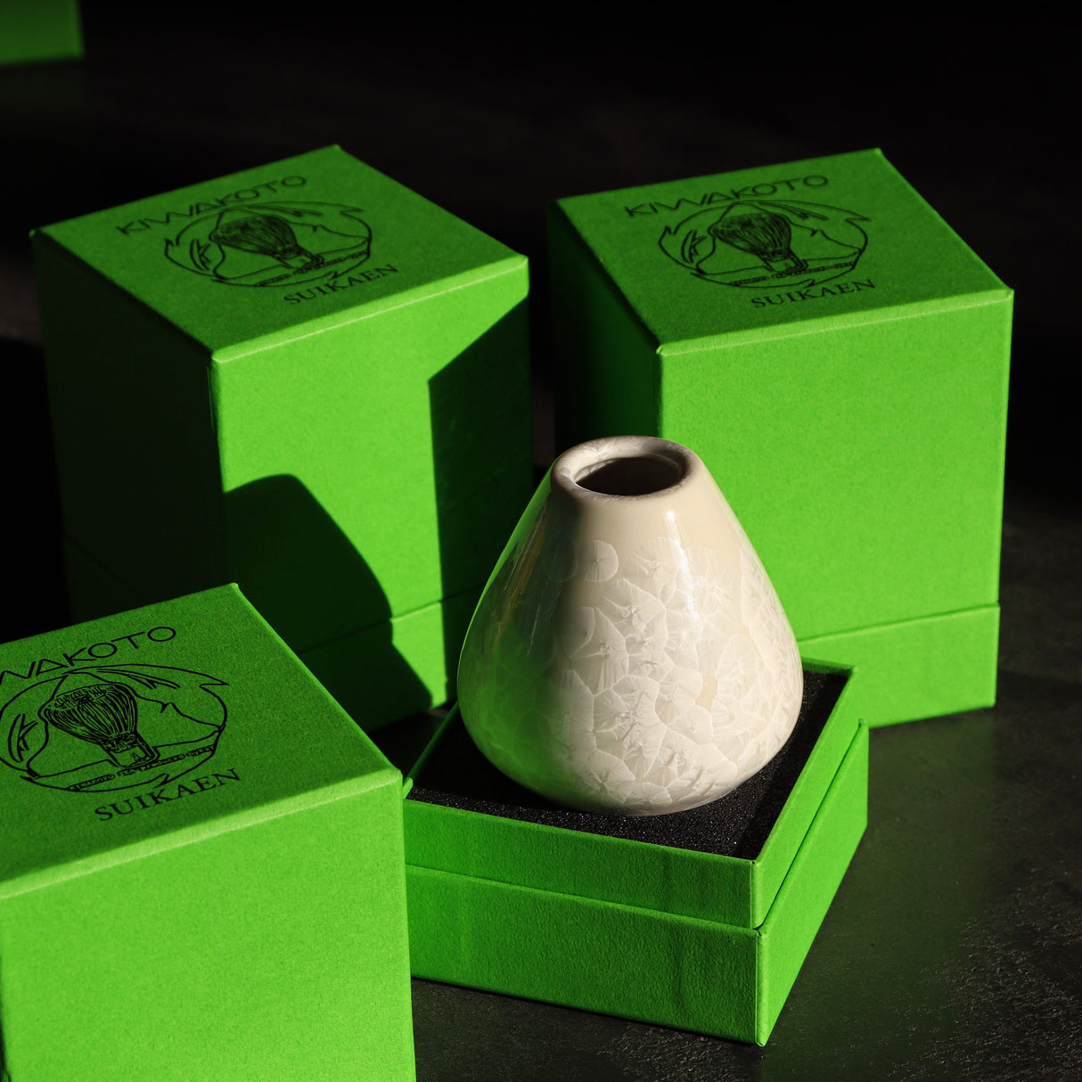 Kiwakoto Suikaen White Matcha Pouring Bowl & Whisk Stand Set 片口抹茶碗と茶筅直しセット 白