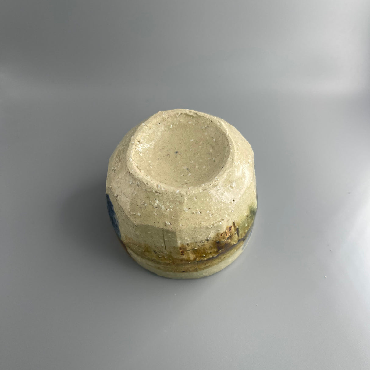 Keizan Kiln: Handcrafted Mingei Oribe Guinomi Cup with Wooden Box 桂山作:手造り民藝織部ぐい呑