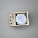 桂山窯：手造り志野藍掛けぐい呑 木箱入り 桂山作：手造り志野藍掛けぐい呑