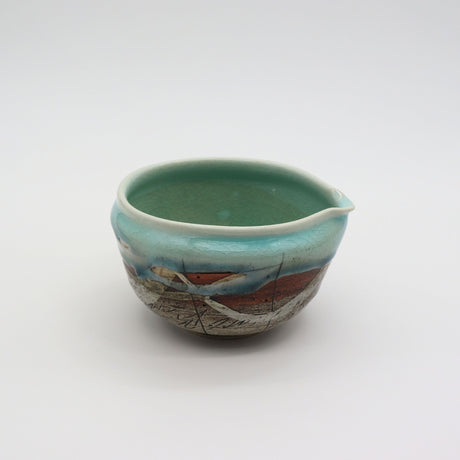 Mino Ware Blue and White Matcha Tea Bowl with Pouring Lip / 【片口抹茶碗】片口二色線描き青白 yunomi.life