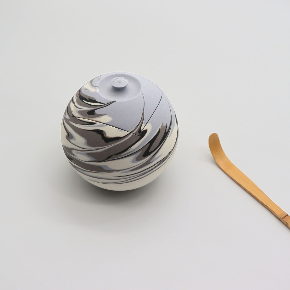 [One-of-a-Kind] Shinro Yamamoto: Marble Porcelain Natsume A / Lidded Container (Blue) yunomi.life