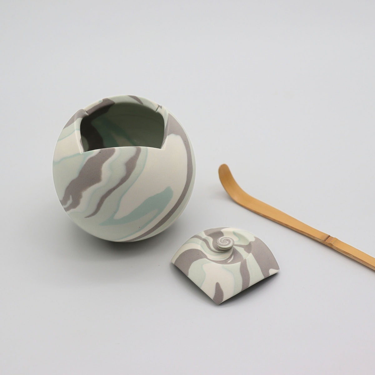 [One-of-a-Kind] Shinro Yamamoto: Marble Porcelain Natsume B / Lidded Container (Green)