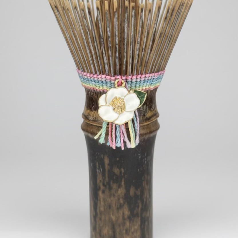 Suikaen Tanimura Yasuburo: Chasen Matcha Whisk, Niji Tsubaki (虹椿) yunomi.life
