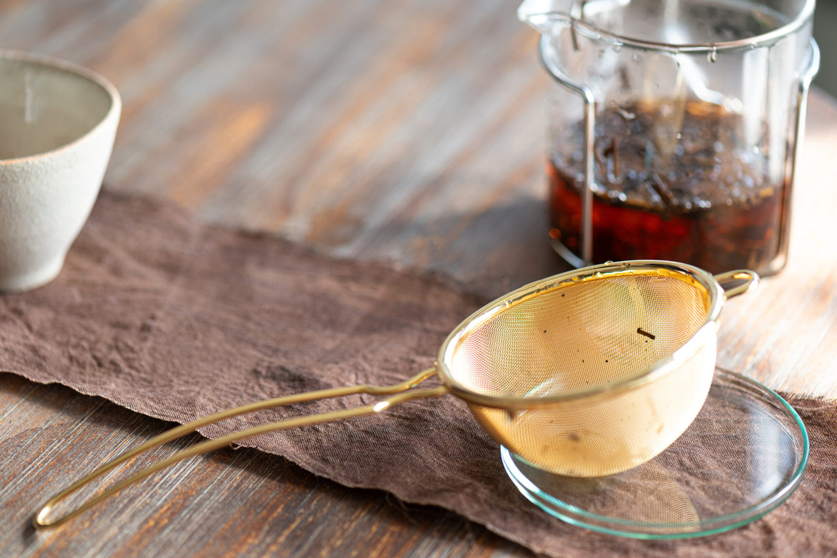 スリースノー：茶こしとガラス急須のセット（ゴールド） 