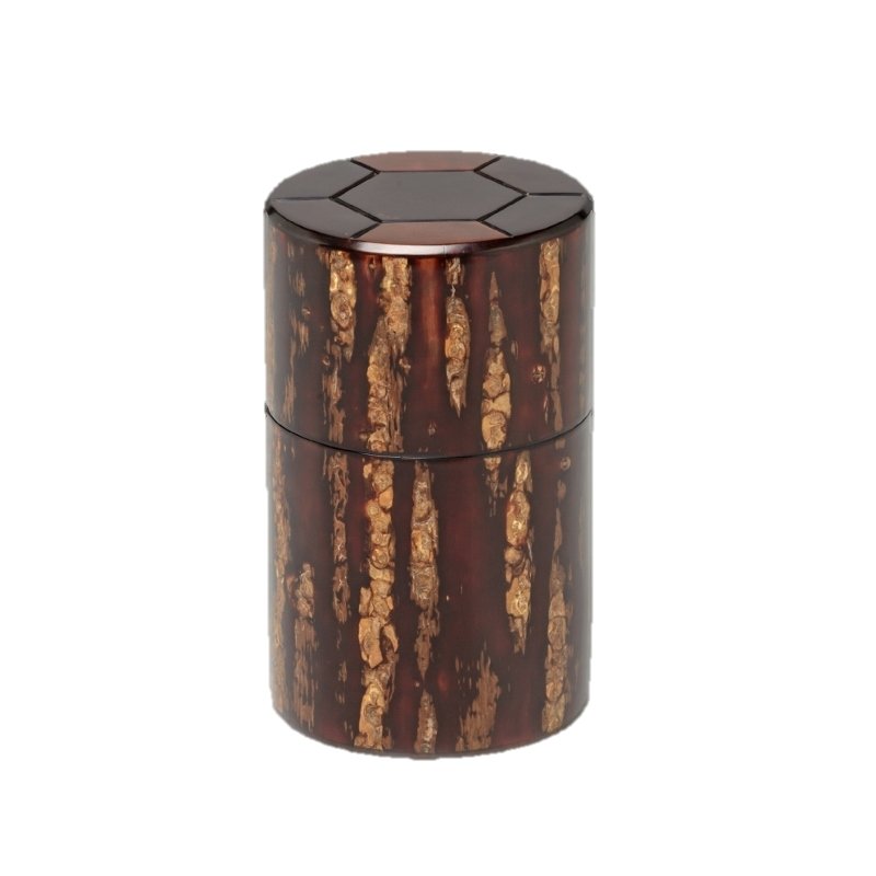 Fujiki Denshiro: Sakura Bark Tea Canister Turtle Shell Engraving by Arakawa Keitaro 総皮茶筒 天亀甲（荒川慶太郎　作） - Yunomi.life