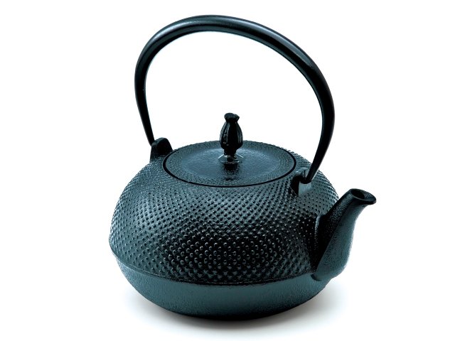 Ikenaga Ironworks: Nambu Cast Iron Tea Kettle Nozomi - Induction Heating (IH) Compatible - Yunomi.life