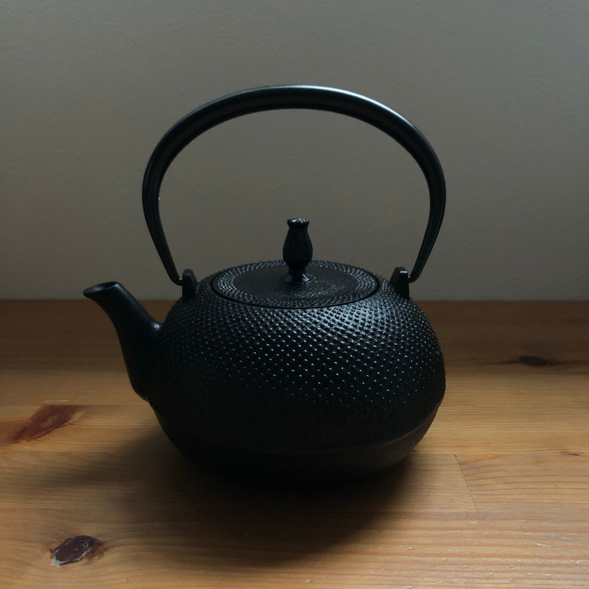 Ikenaga Ironworks: Nambu Cast Iron Tea Kettle Nozomi - Induction Heating (IH) Compatible - Yunomi.life