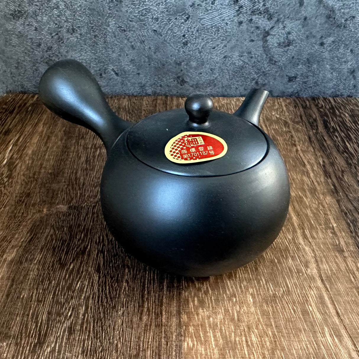 Takasuke Kiln 高資陶苑 e45: Tokoname Kyusu Tea Pot, Black, Ceramic Mesh Strainer 210 ml